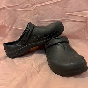 Non-slip restaurant shoes